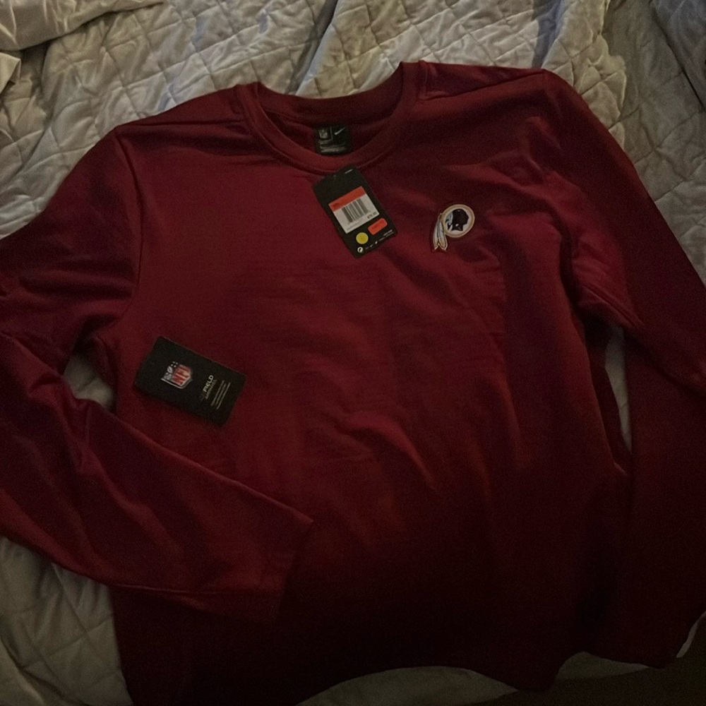 Redskins men large long sleeve light sweatshirt material. Size large.